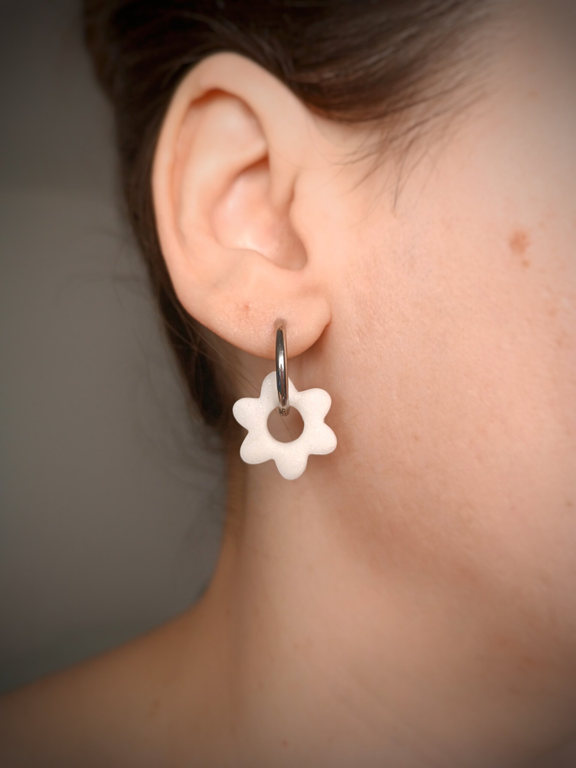 Charm Flor blanco perla (Par) - 2